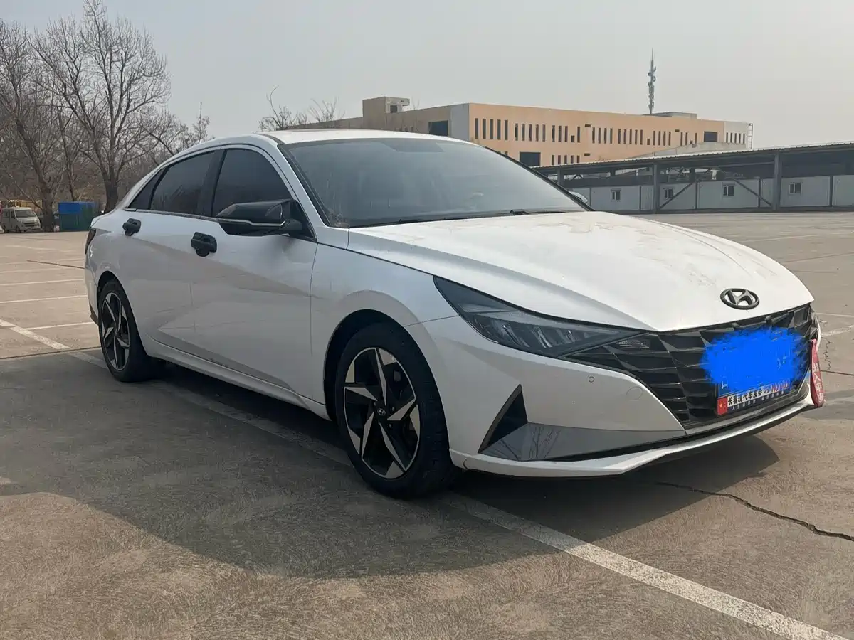Hyundai Elantra 2021 1.5L CVT LUX Premium Edition фото 3