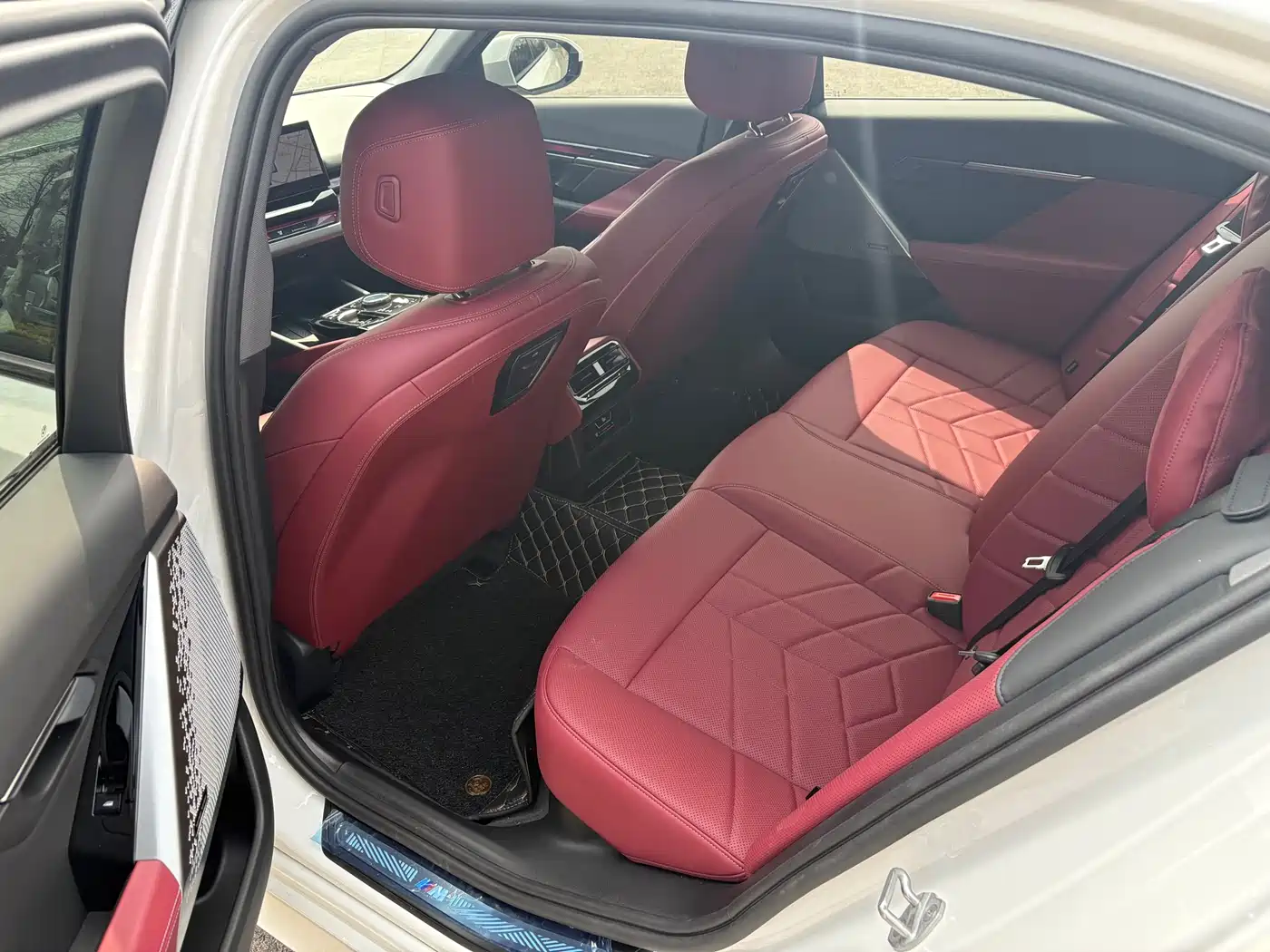BMW 5 Series 2025 530Li Leading M Sport Package фото 8