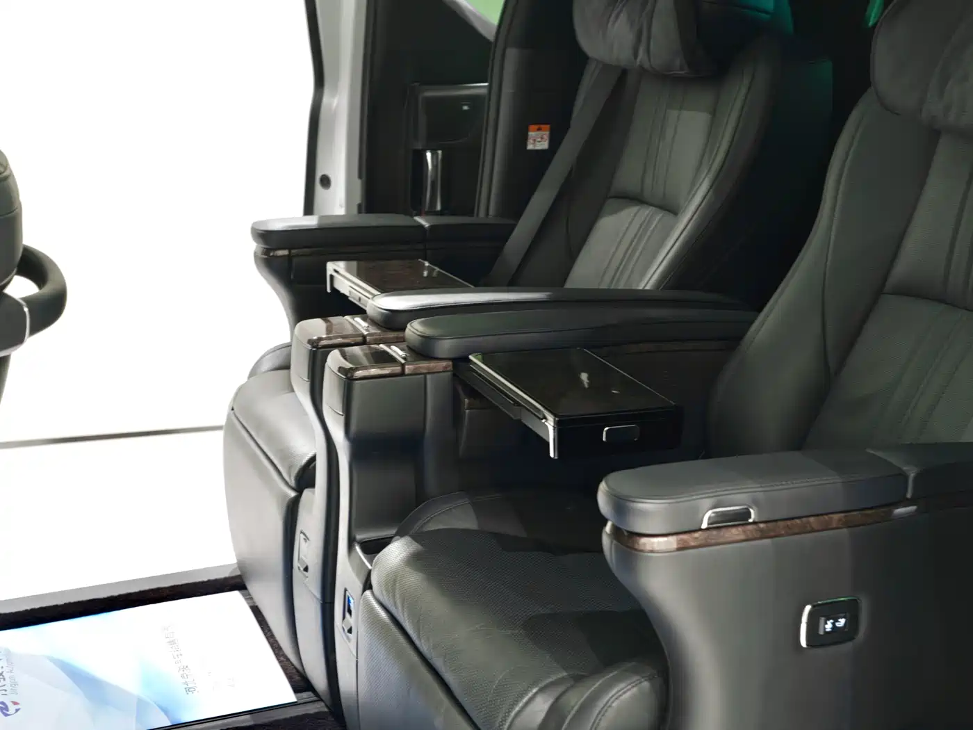 Toyota Alphard 2021 Hybrid 2.5L Premium фото 9