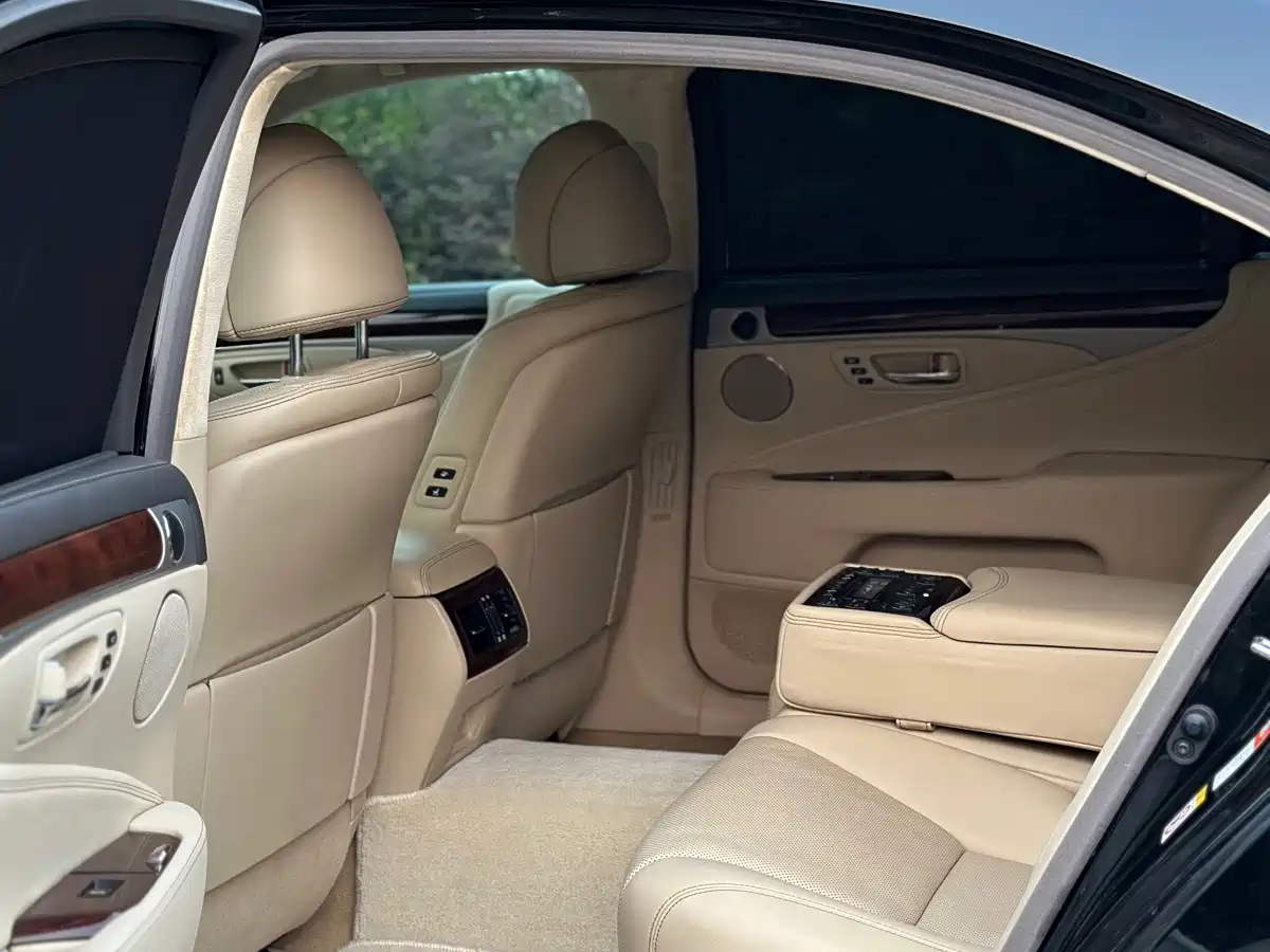Фото 9 - Lexus LS