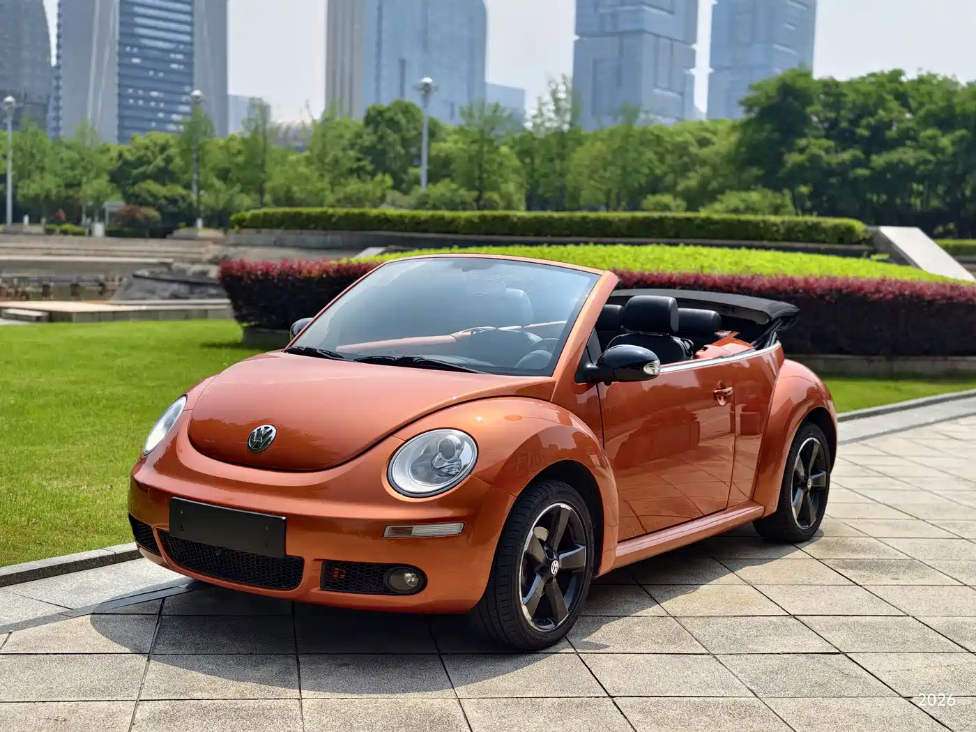 Volkswagen Beetle 2010 Model 2.0 BlackOrange Convertible Luxury Edition