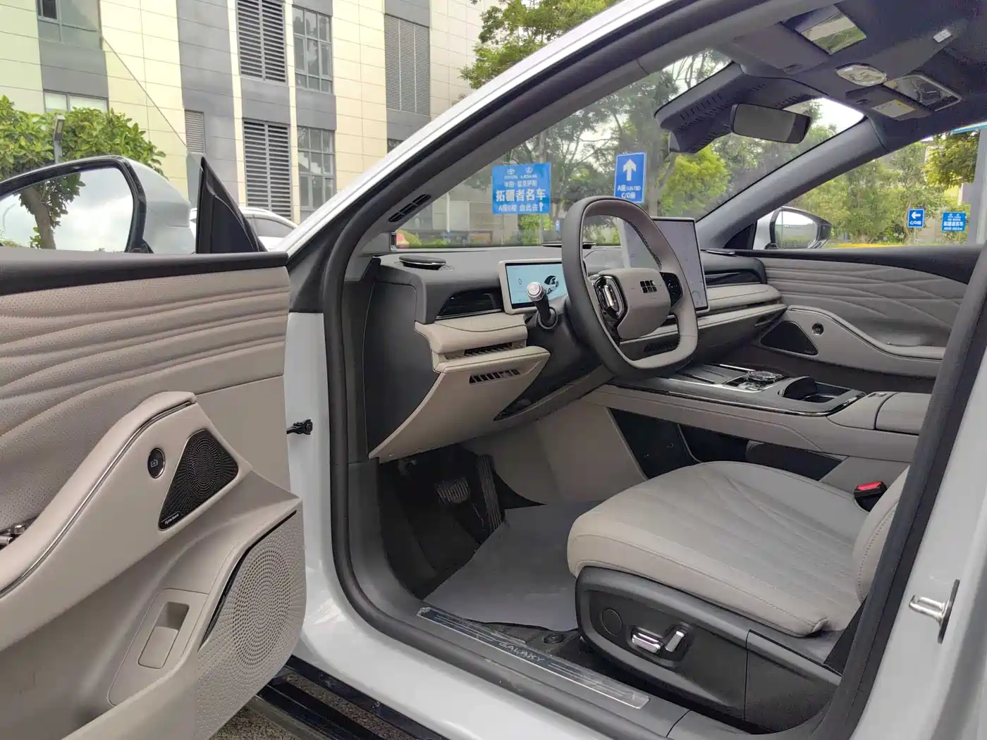 Geely Galaxy Galaxy Xingyao 8 2025 130km EM-i Premium Edition фото 7
