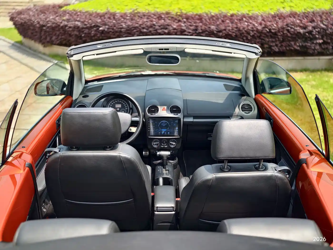 Volkswagen Beetle 2010 Model 2.0 BlackOrange Convertible Luxury Edition фото 7