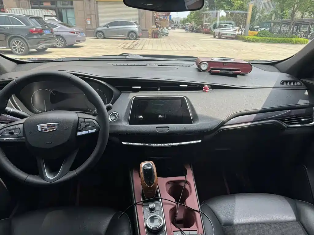 Фото 6 - Cadillac XT4