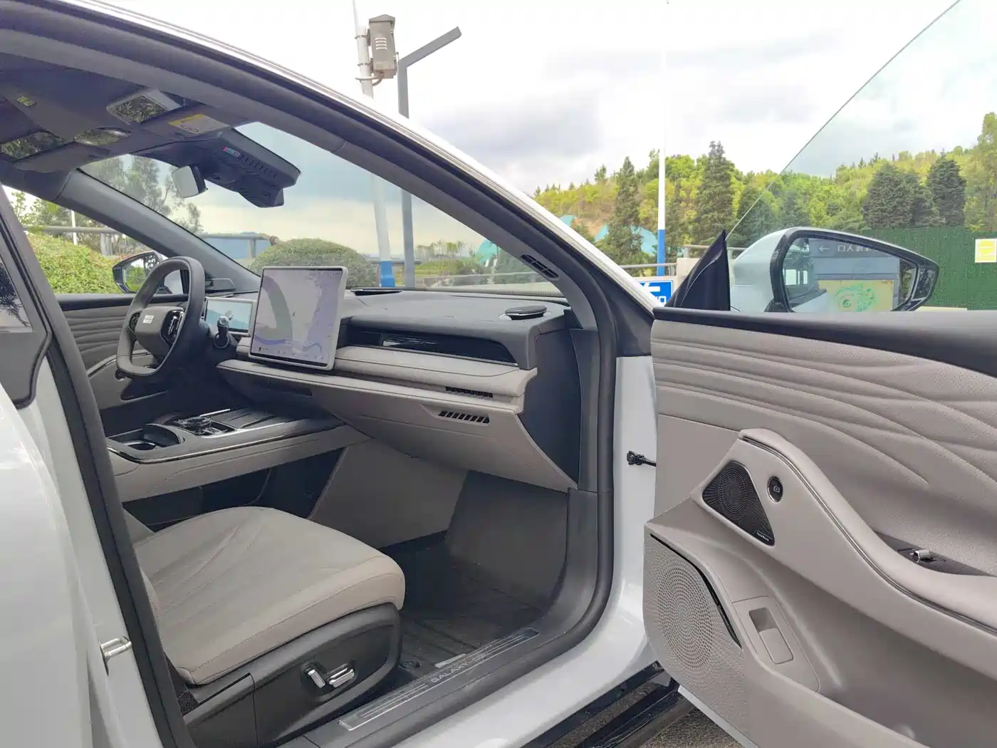 Geely Galaxy Galaxy Xingyao 8 2025 130km EM-i Premium Edition фото 29