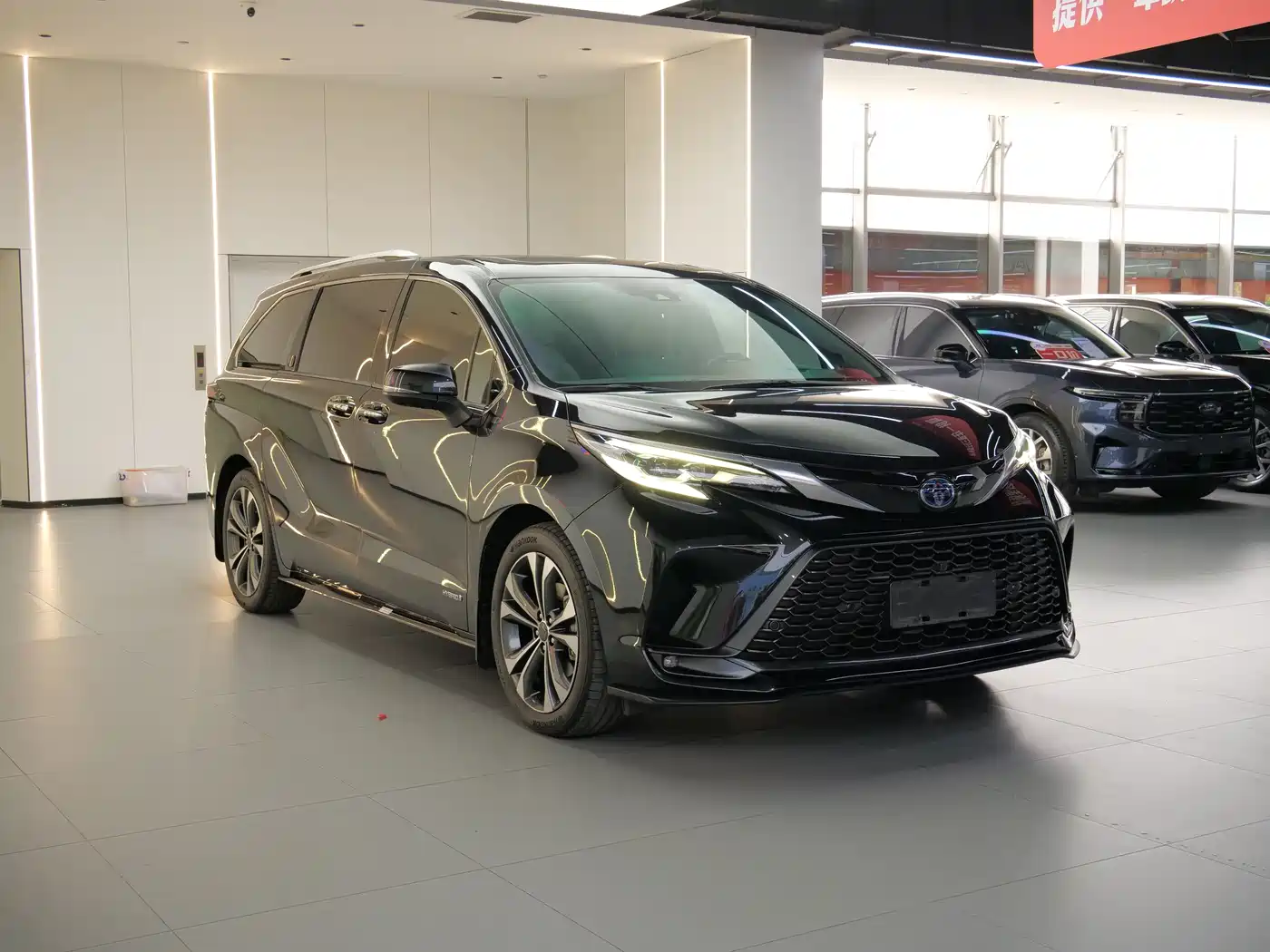 Toyota Granvia 2022 Model Year 2.5L Hybrid Flagship Edition фото 3