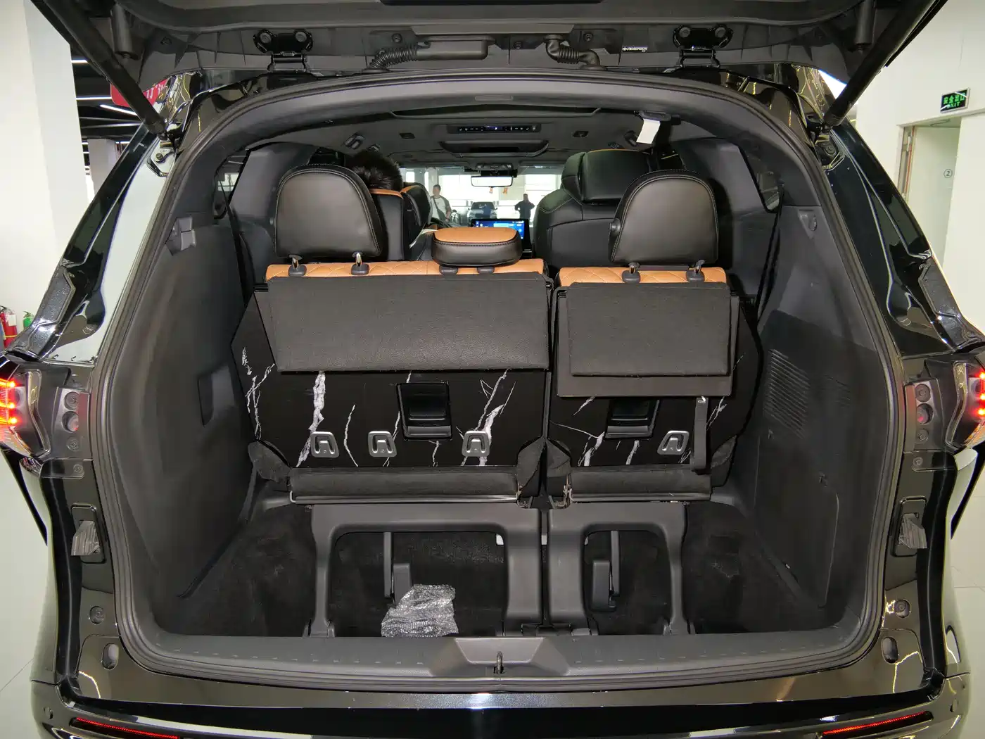 Toyota Granvia 2022 Model Year 2.5L Hybrid Flagship Edition фото 21