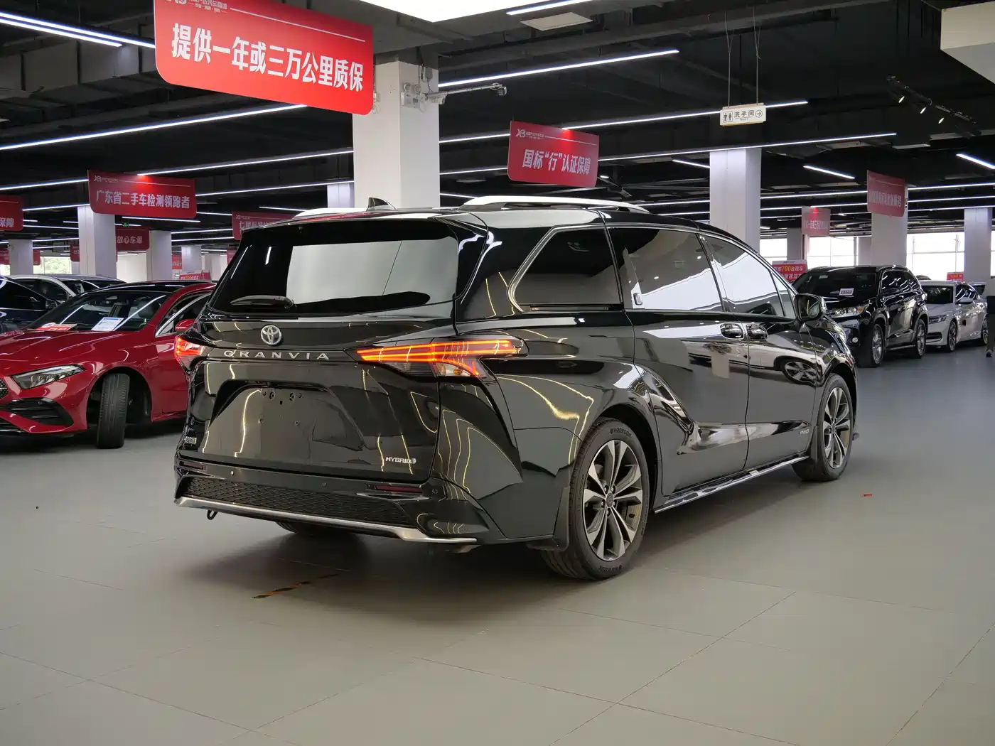 Toyota Granvia 2022 Model Year 2.5L Hybrid Flagship Edition фото 7