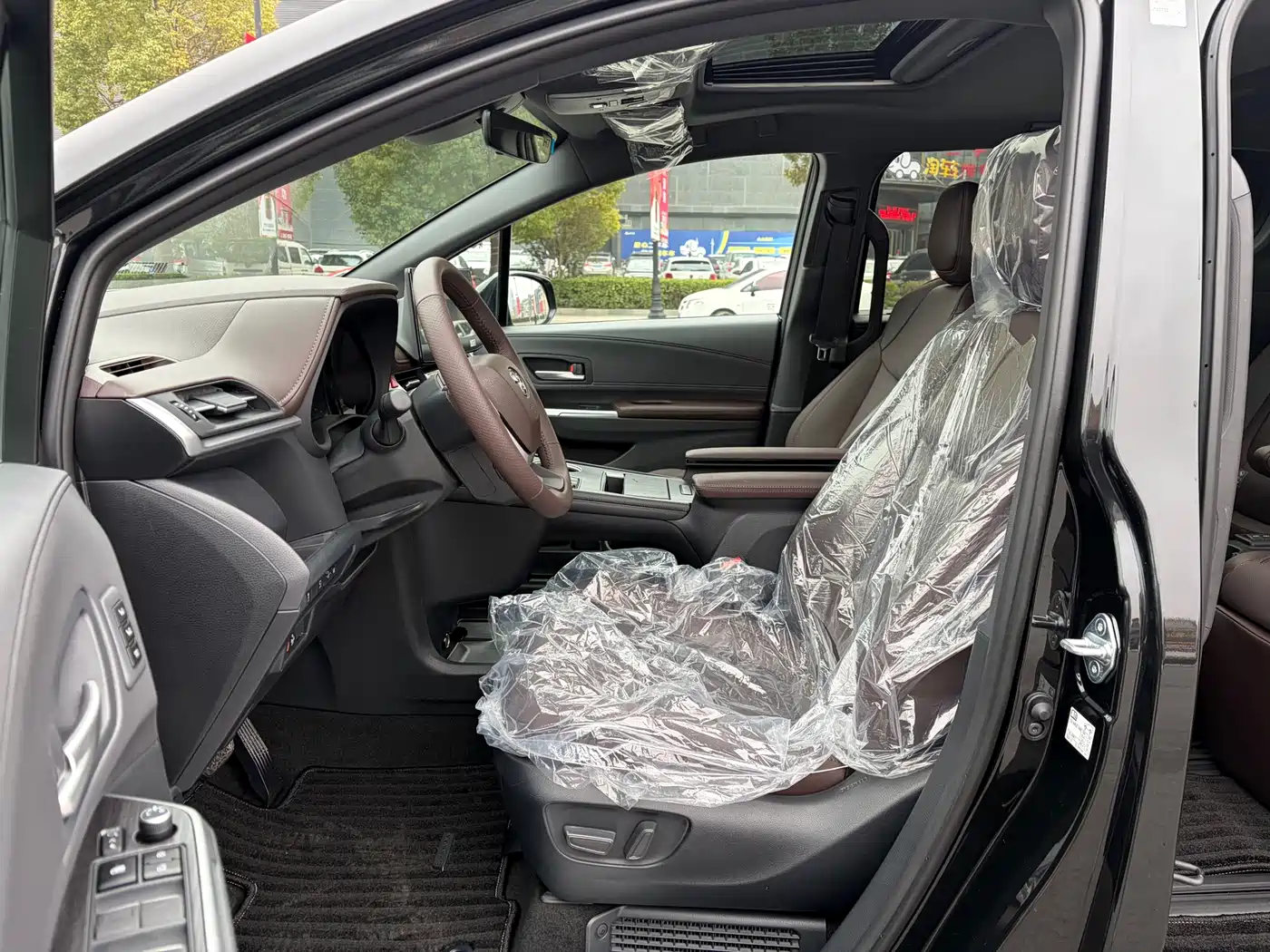 Toyota Granvia 2026 Model 2.5L Hybrid Prestige PLUS AWD Trim фото 9