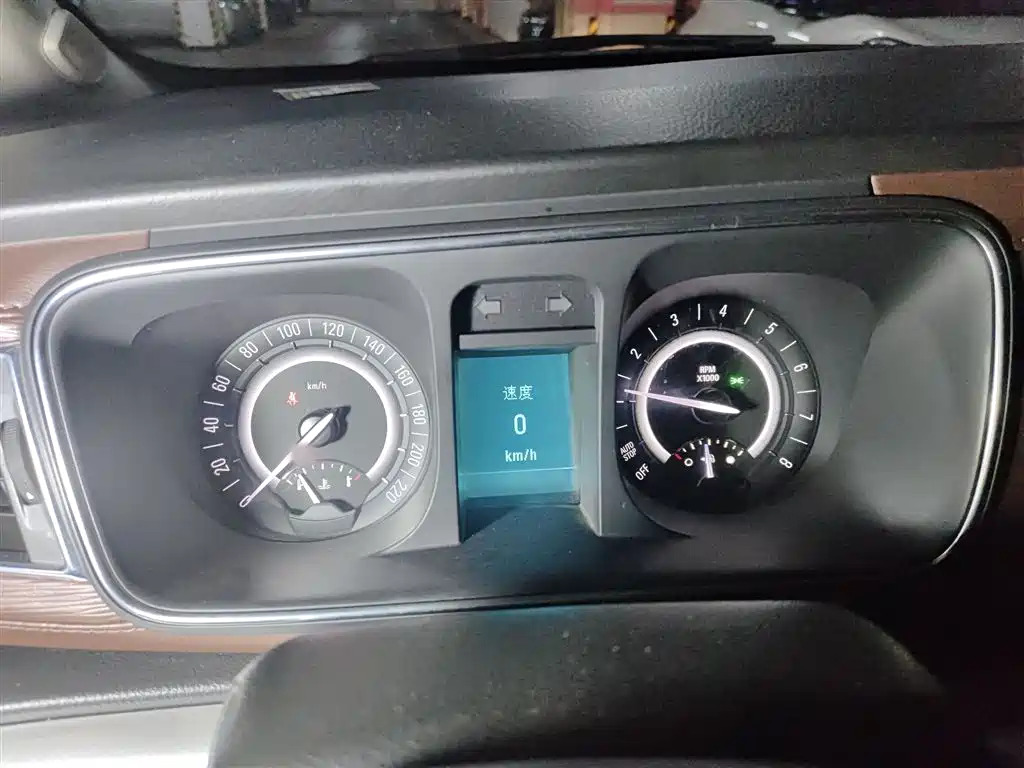 Buick GL8 2018 28T Premium Model China VI фото 4