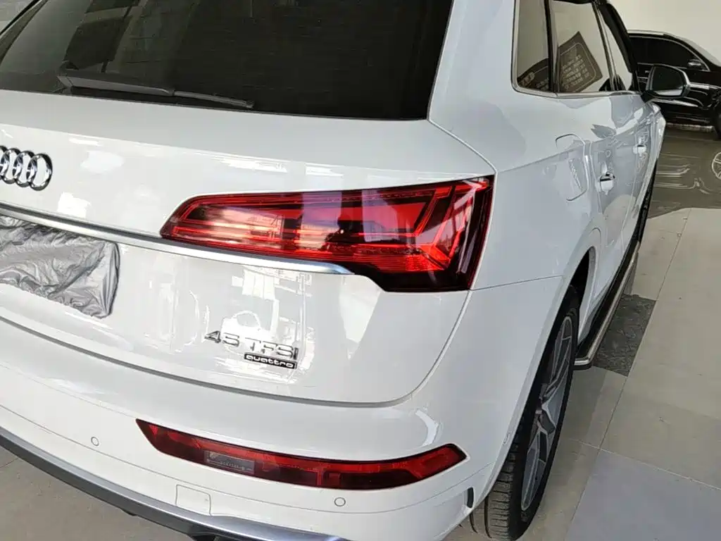 Фото 8 - Audi Q5L