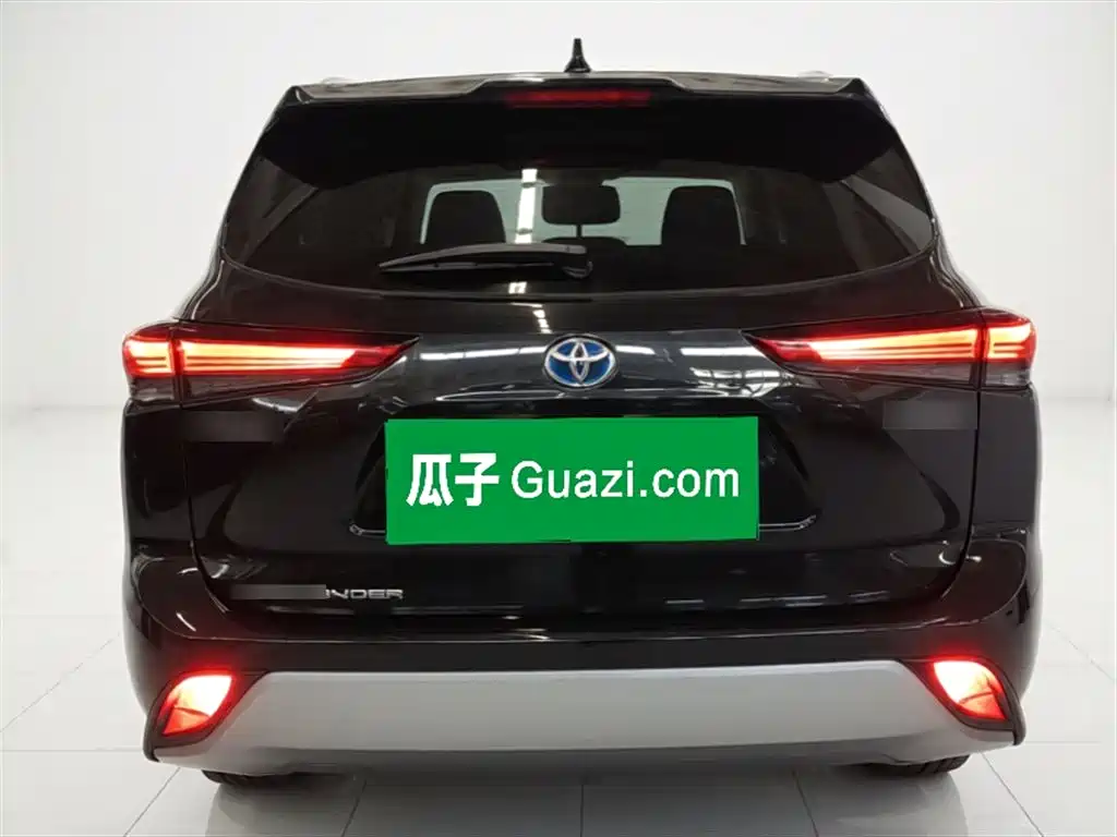 Toyota Highlander 2023 2.5L Smart Hybrid Dual Engine FWD Premium 7-Seater фото 4