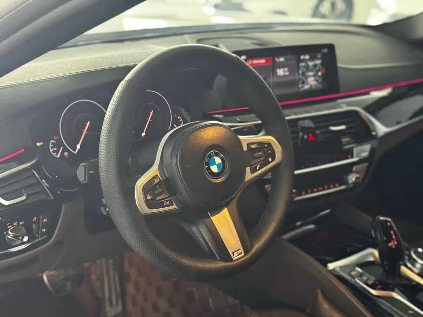 BMW 5 Series 2019 525Li M Sport Package фото 9