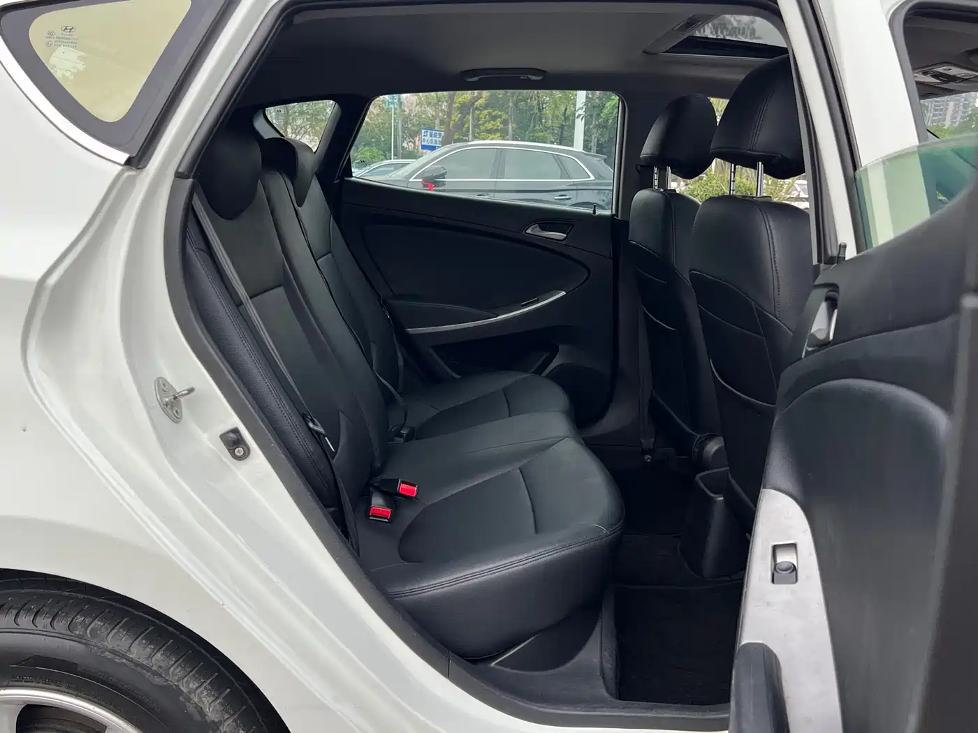 Hyundai Reina 2014 Model 1.4L Automatic GLX фото 18