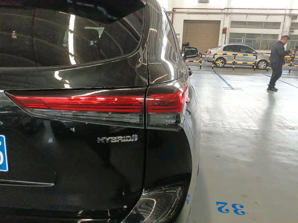 Toyota Highlander 2023 2.5L Smart Hybrid Dual Engine FWD Premium 7-Seater фото 24