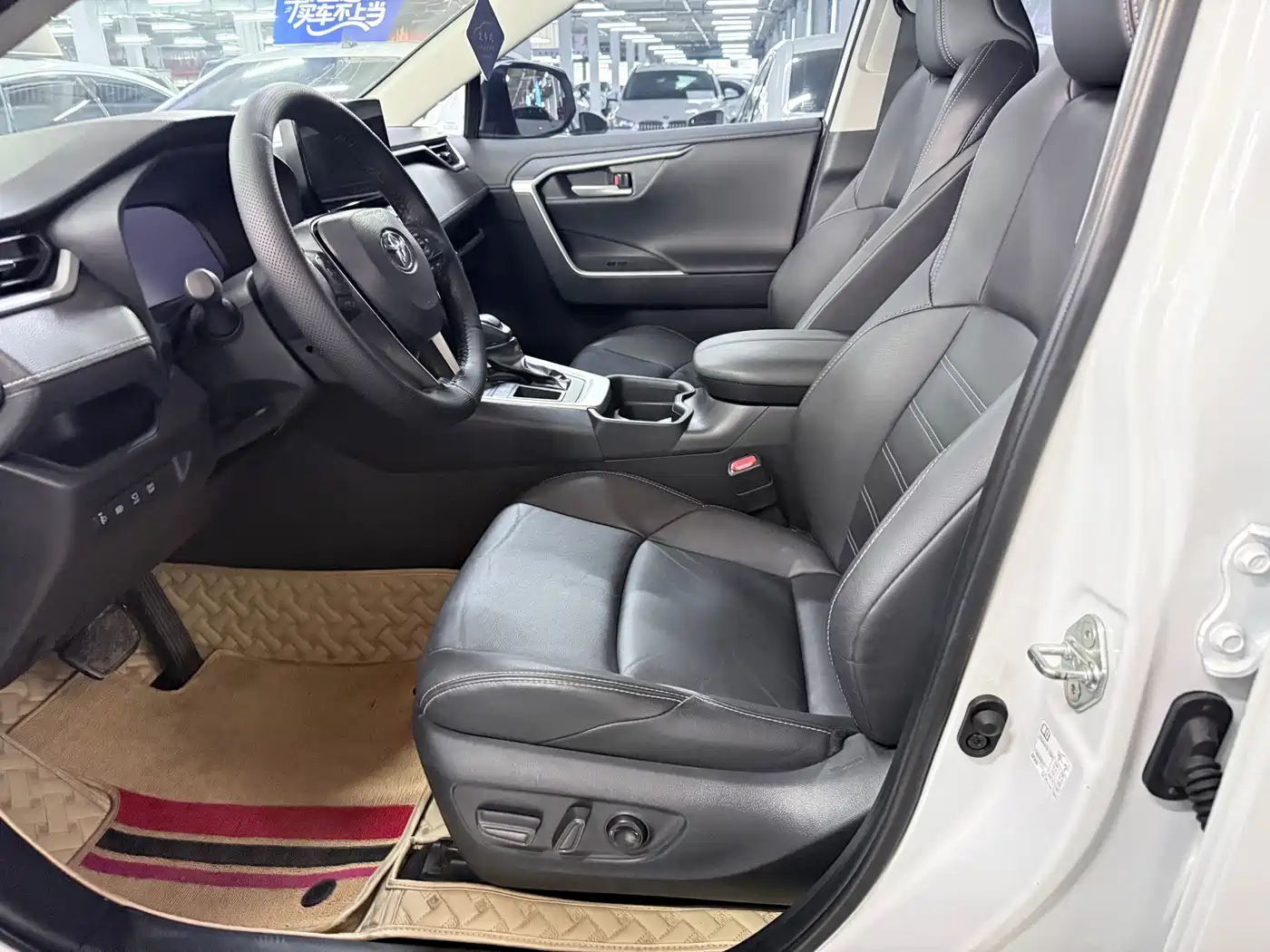 Toyota Wildlander 2023 2.0L CVT FWD Luxury PLUS фото 8