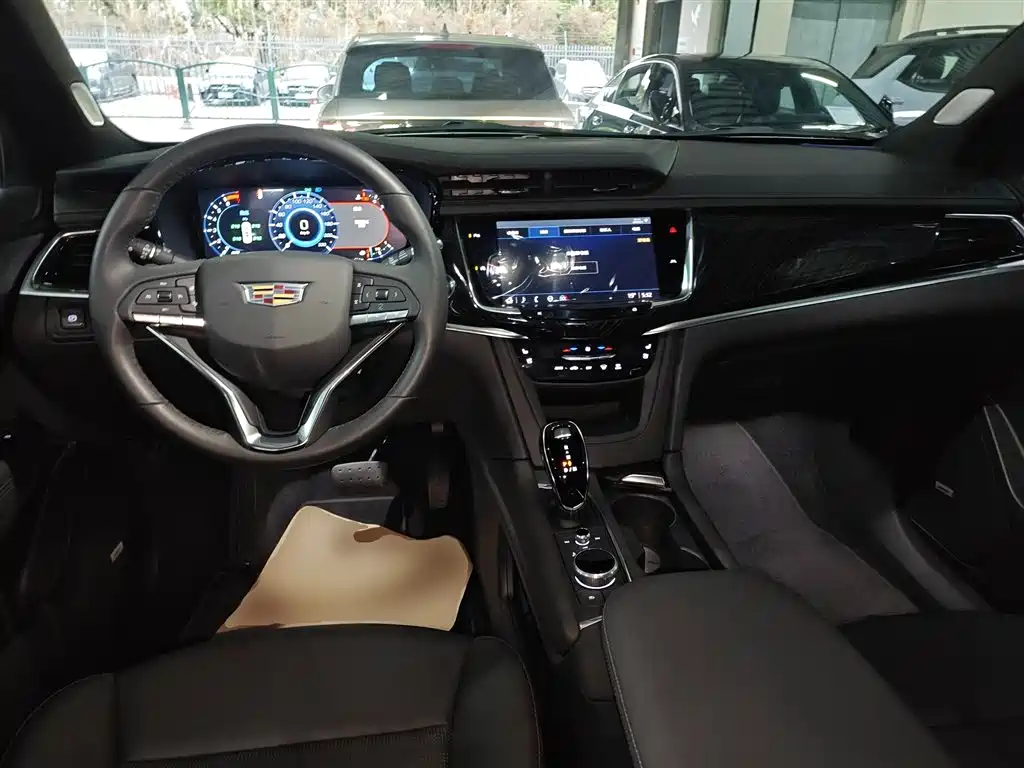 CADILLAC XT6