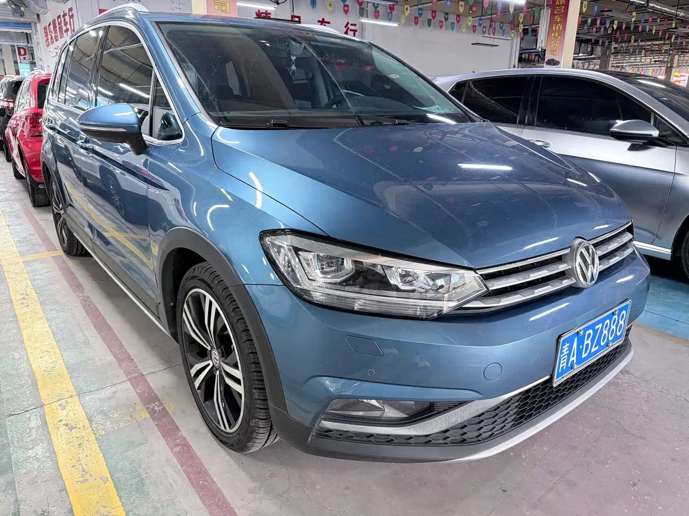 Volkswagen Touran 2018 Touran L 280TSI DSG Frontier Edition 7-Seater China V фото 3