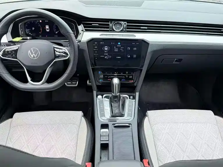 Volkswagen Magotan 2023 Model 2 Million Commemorative Edition 330TSI DSG Luxury фото 5