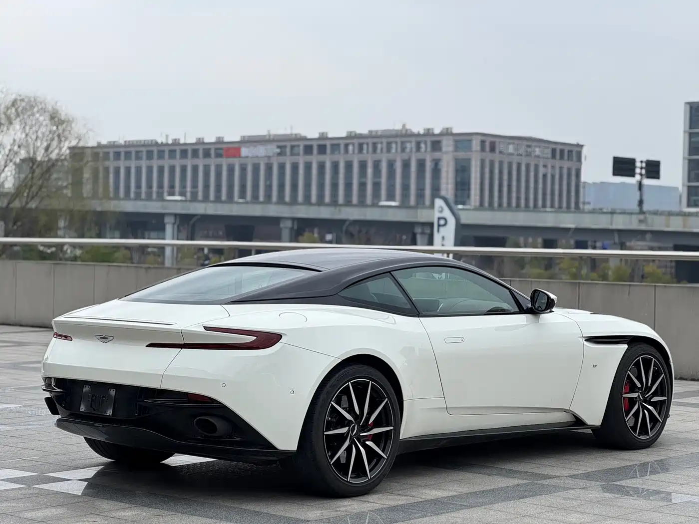 Aston Martin DB11 2017 2016 5.2T Launch Edition