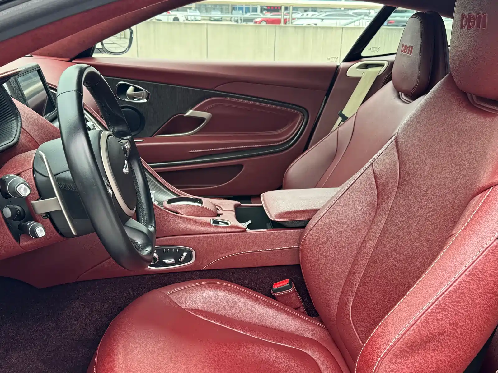 Фото 8 - Aston Martin DB11