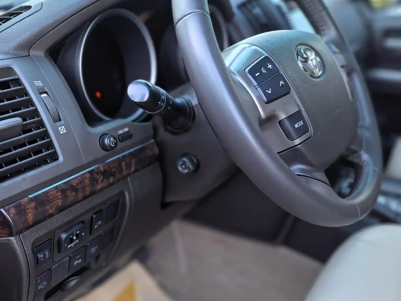 Toyota Land Cruiser 2010 Model 4.7L Automatic VX фото 8