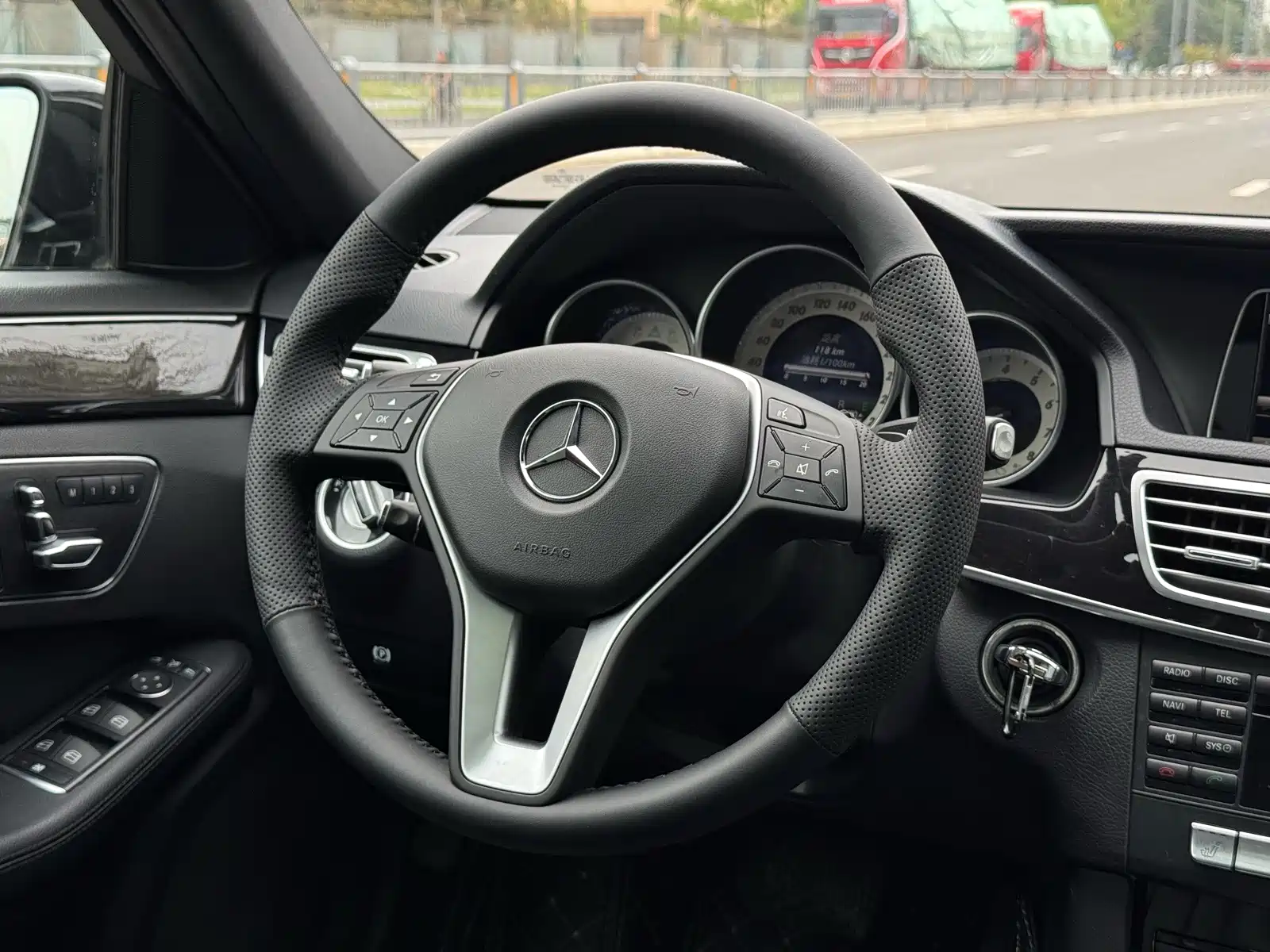 Фото 9 - Mercedes-Benz E-Class