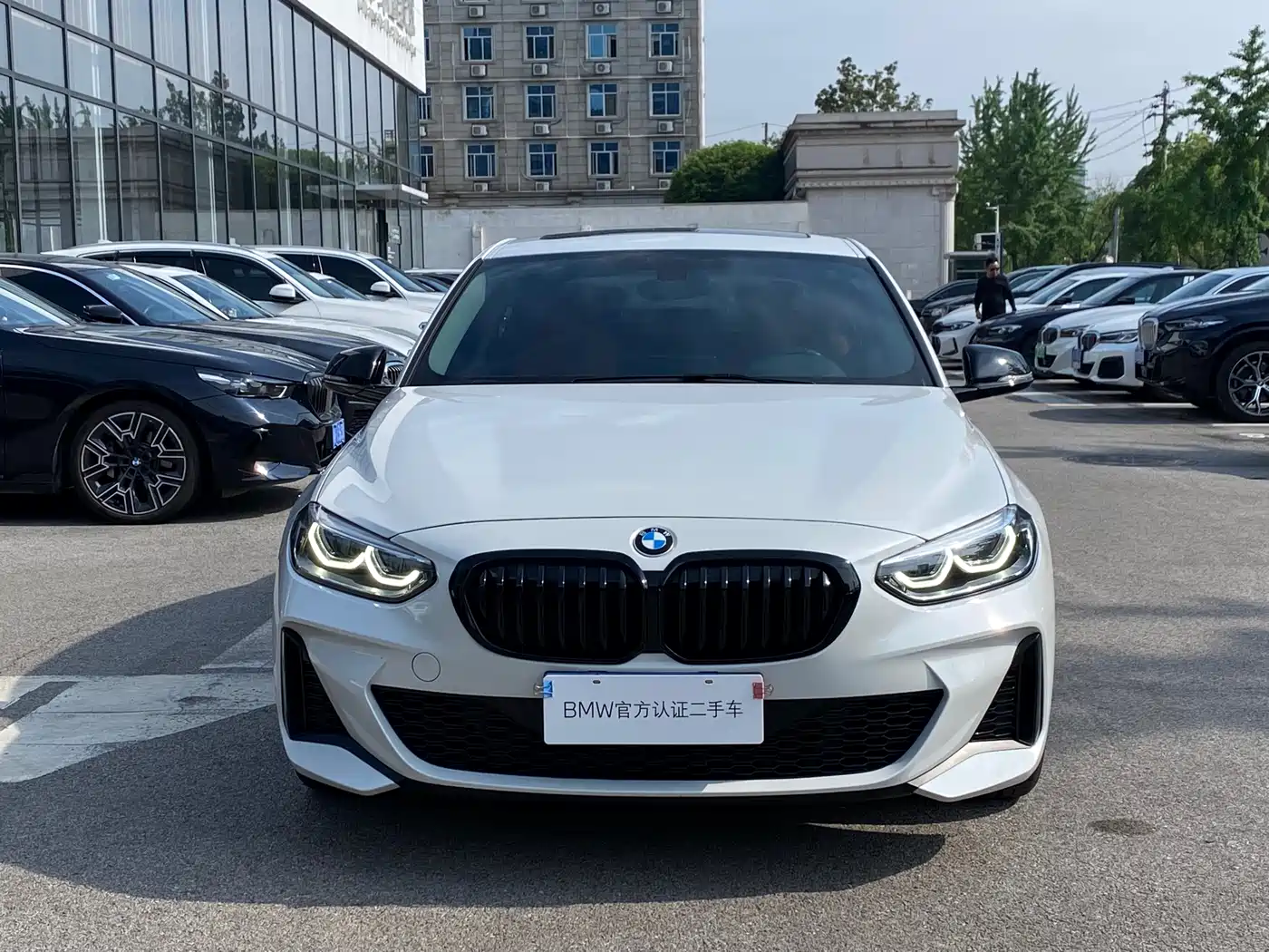BMW 1 Series 2023 125i M Sport Shadow Edition фото 2