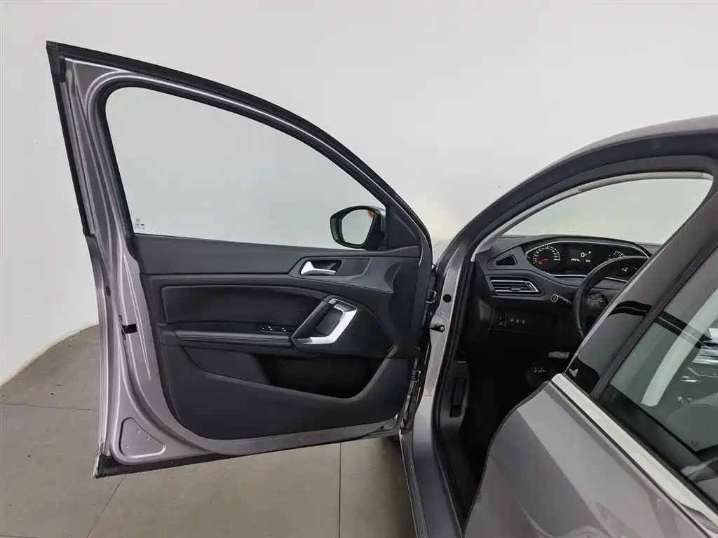 Peugeot 308 2016 1.6L Automatic Luxury фото 8