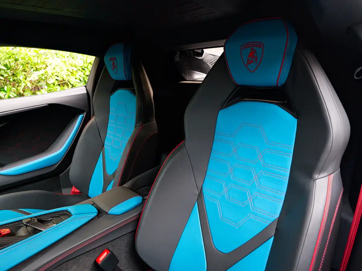 LAMBORGHINI REVUELTO