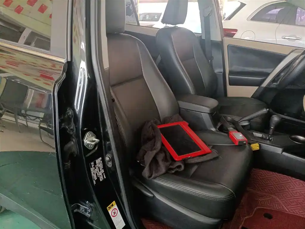 Toyota RAV4 Rongfang 2013 2.0L CVT 2WD Urban фото 24
