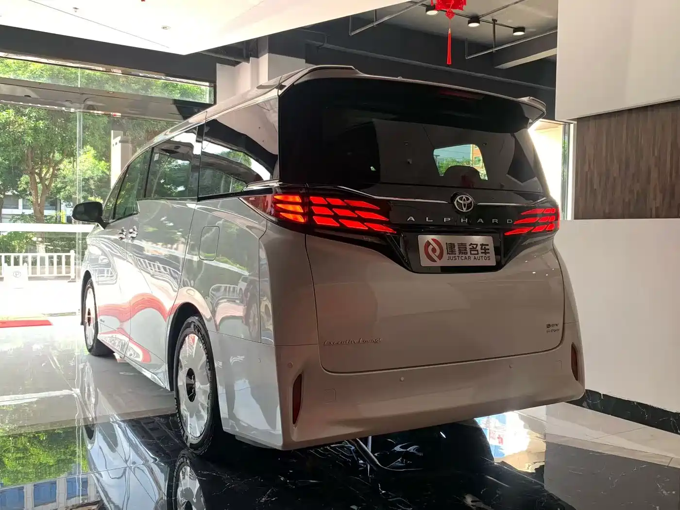 Toyota Alphard 2024 Hybrid 2.5L Ultimate Enjoyment Edition фото 3
