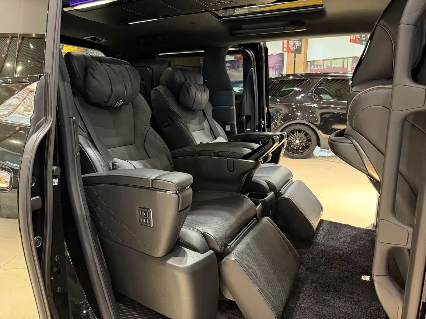 Toyota Vellfire 2025 Crown Hybrid 2.5L Ink Gold Edition фото 10