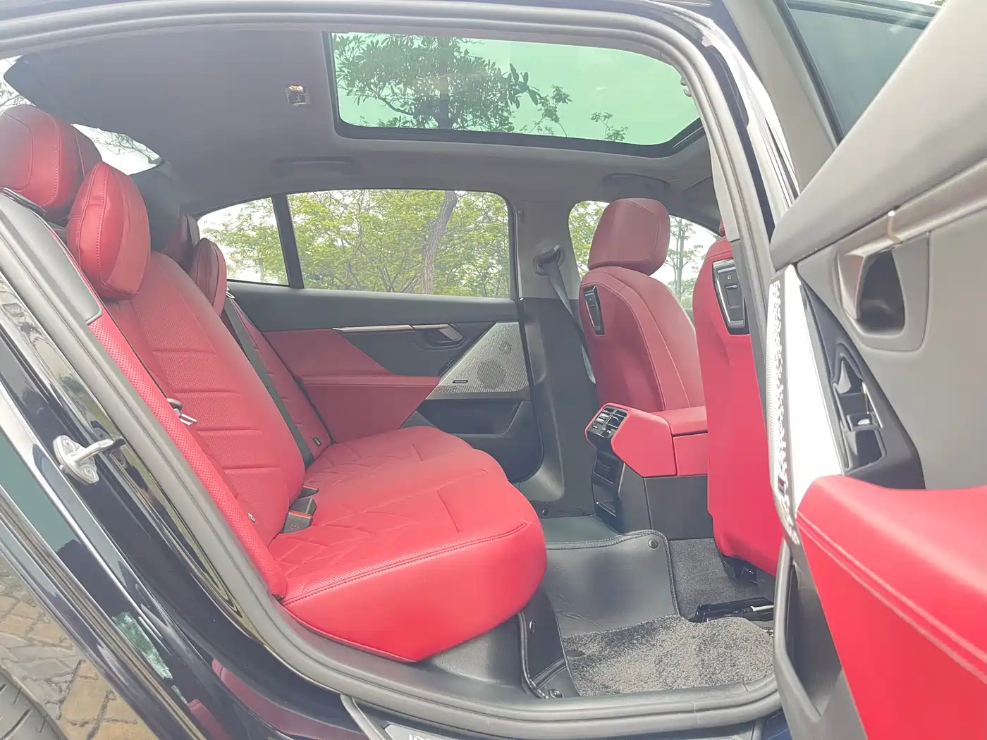 BMW 5 Series 2026 530Li Leading M Sport Package фото 14