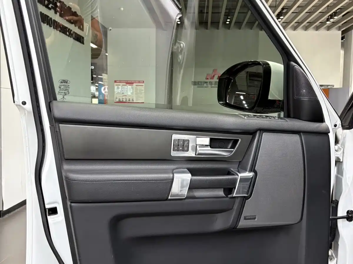 Land Rover Discovery 2015 3.0 SC V6 SE фото 19