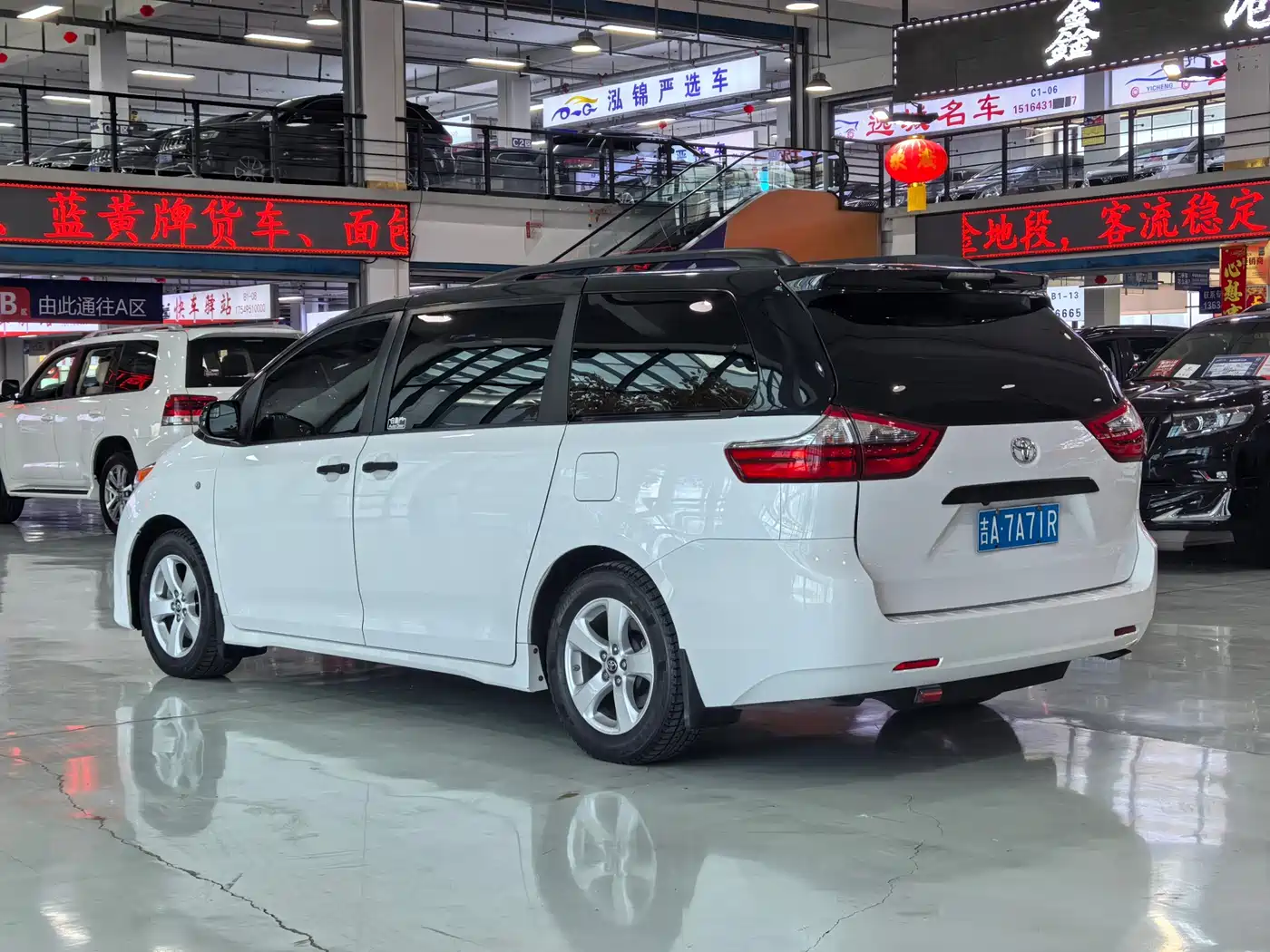 Toyota Sienna 2015 3.5L 2WD LE фото 6