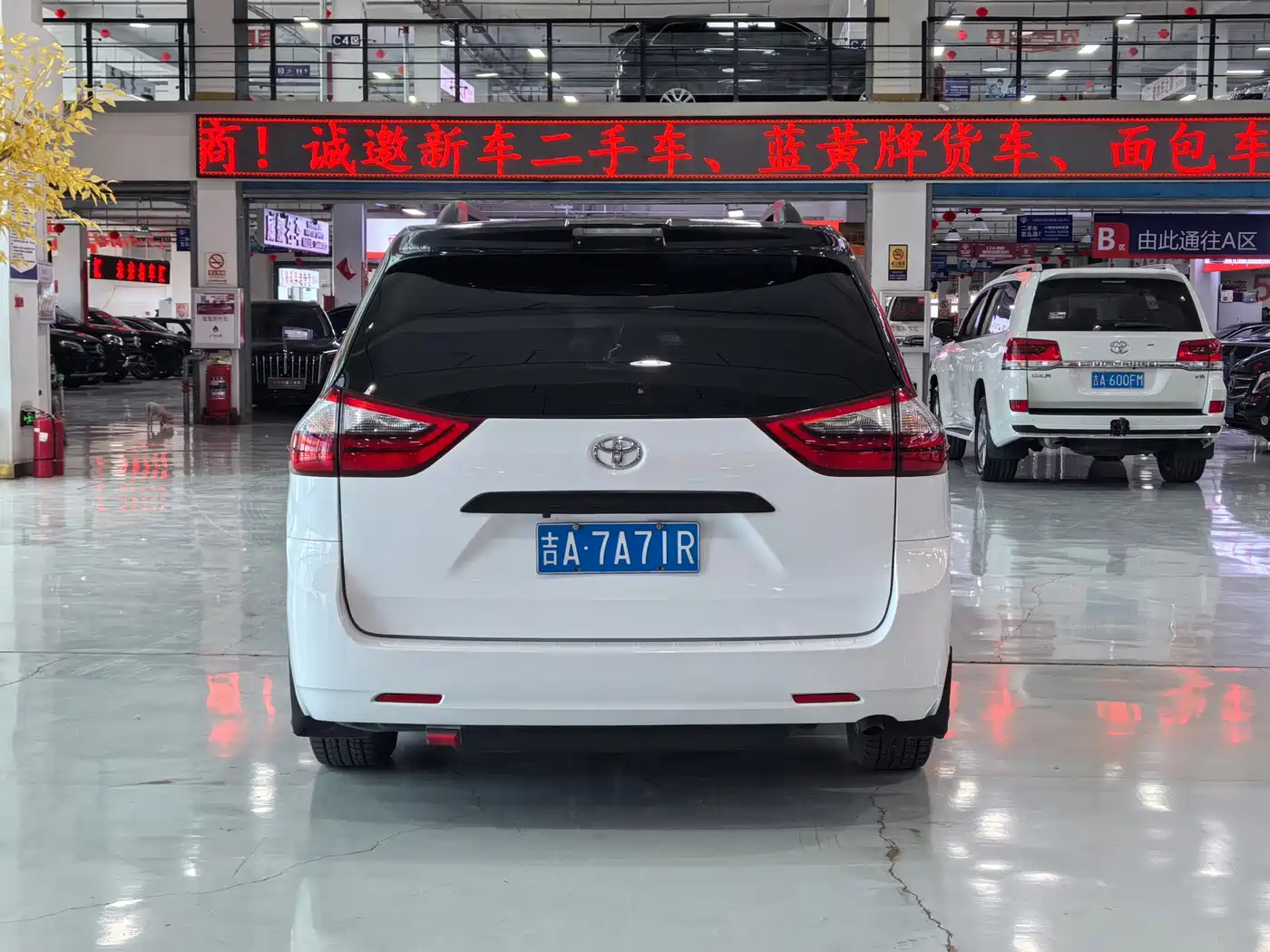Toyota Sienna 2015 3.5L 2WD LE фото 5