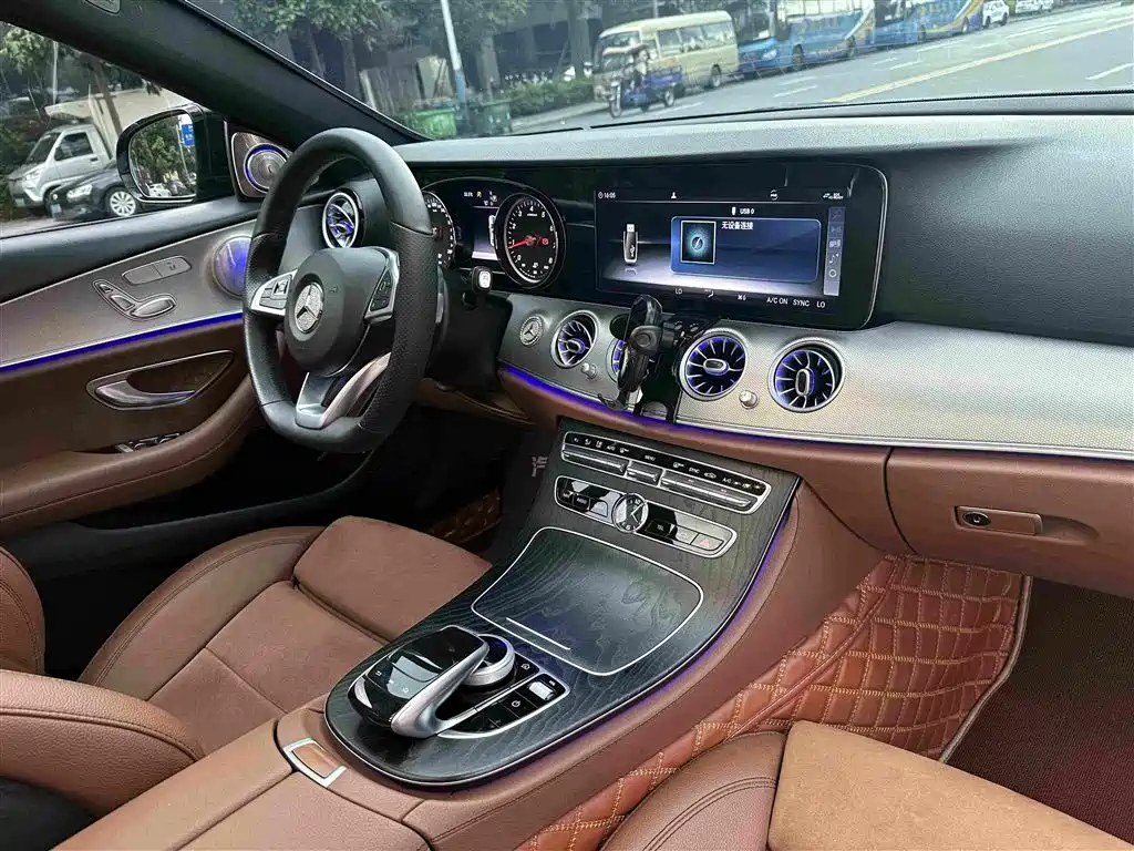Фото 19 - Mercedes-Benz E-Class