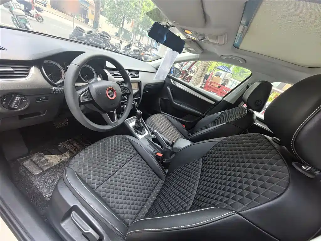 Škoda Octavia 2019 1.5L Automatic Smart Luxury Edition China V фото 9