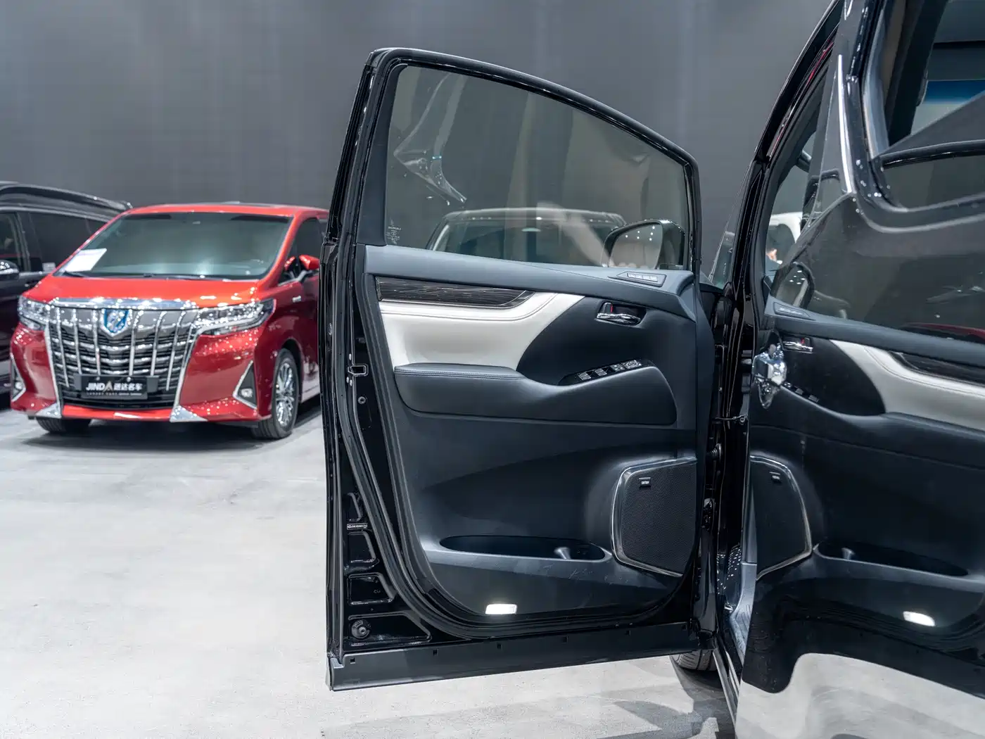 Lexus LM 2020 300h Seven-Seater Elegance Edition фото 12