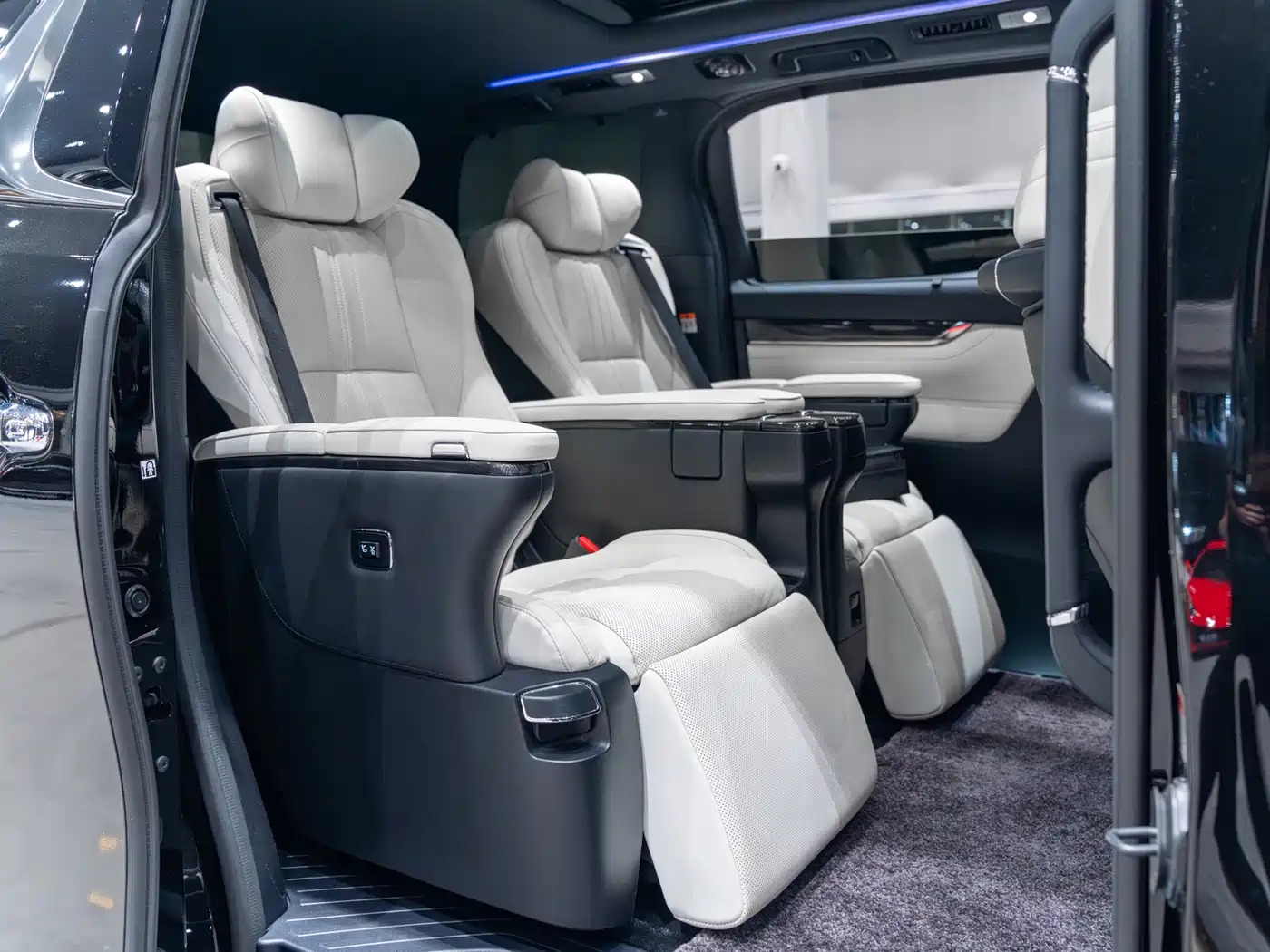 Lexus LM 2020 300h Seven-Seater Elegance Edition фото 10