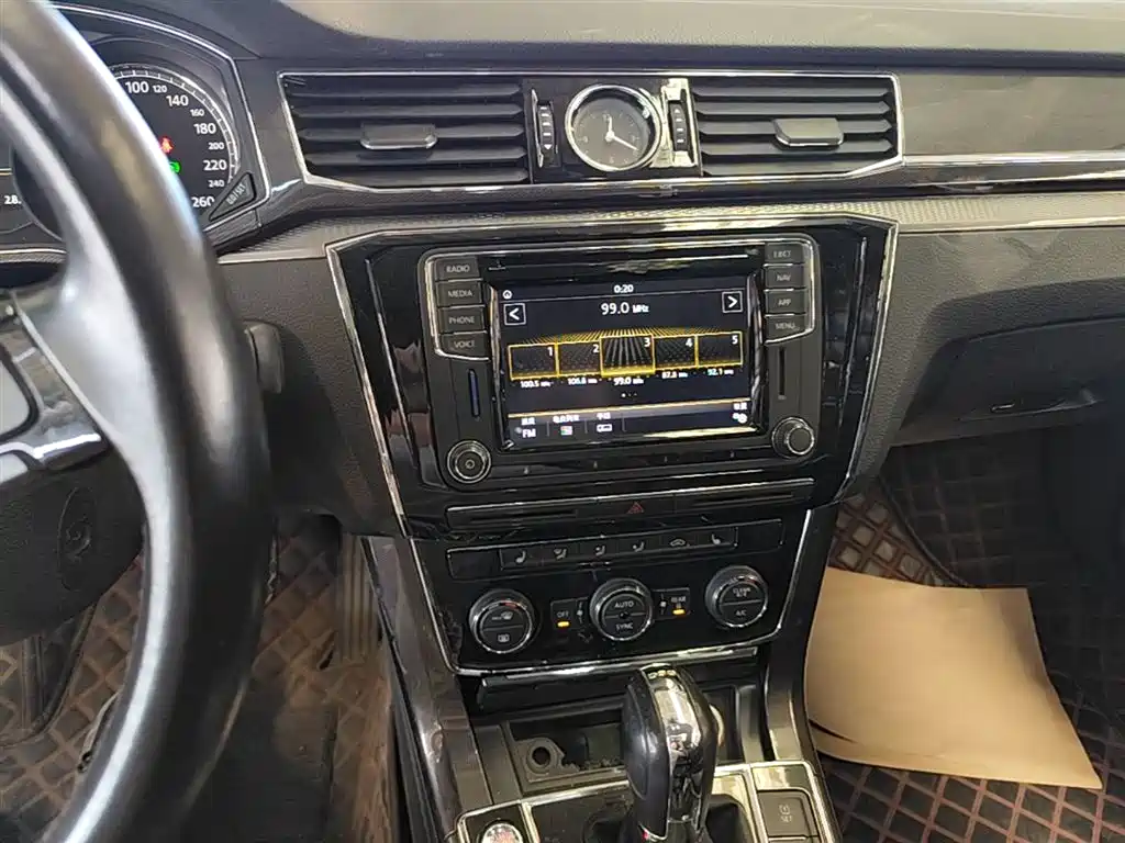 Volkswagen Passat 2017 330TSI DSG Luxury фото 20