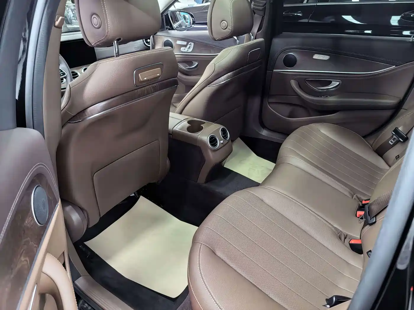 Фото 9 - Mercedes-Benz E-Class
