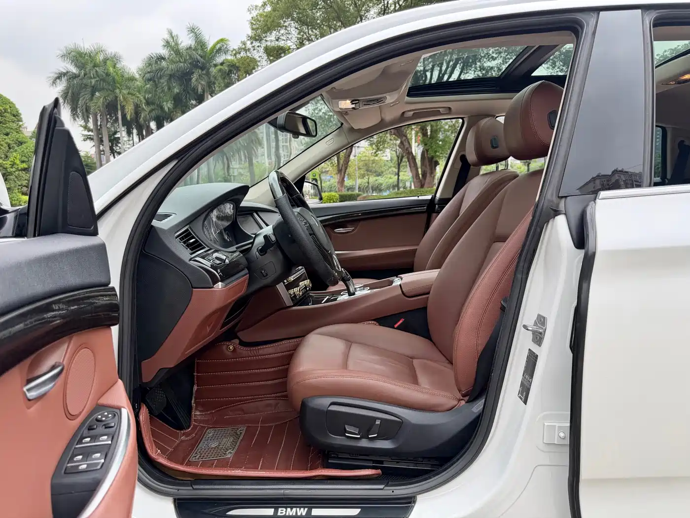 BMW 5 Series GT 2015 528i Leading фото 15