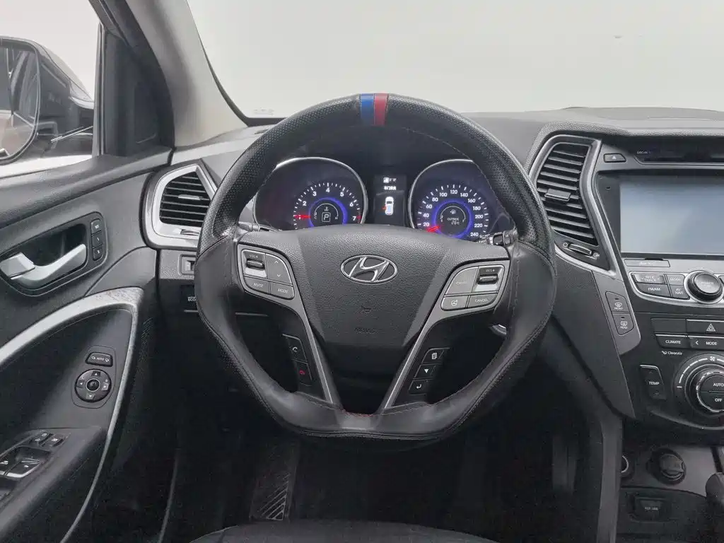 Photo 11 - Hyundai Santa Fe