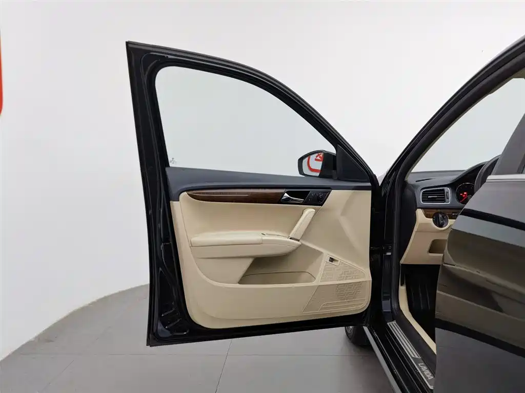 Volkswagen Lavida 2013 Facelift Classic 1.6L Manual Comfort фото 8