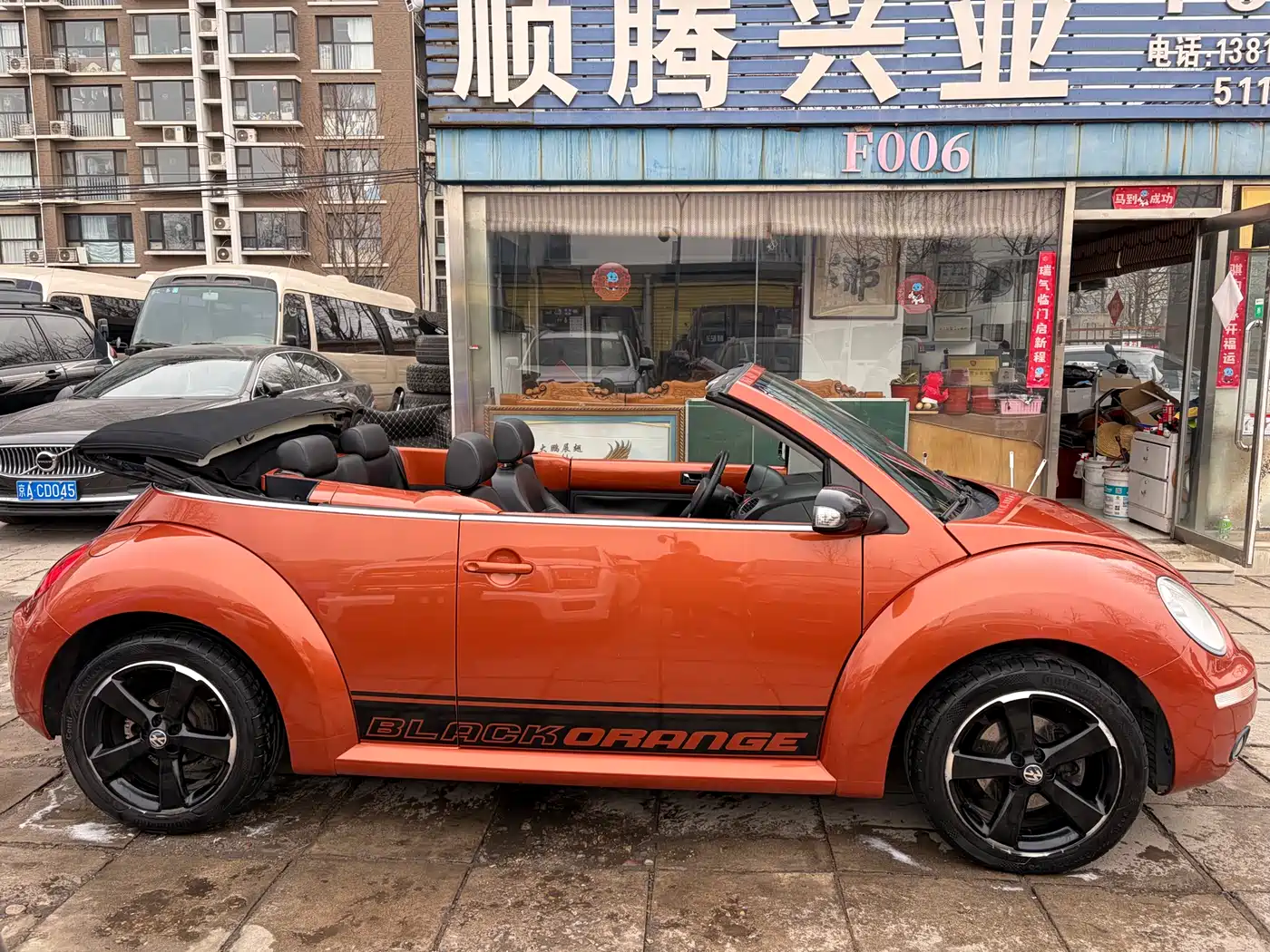 Volkswagen Beetle 2010 Model 2.0 BlackOrange Convertible Luxury Edition фото 7