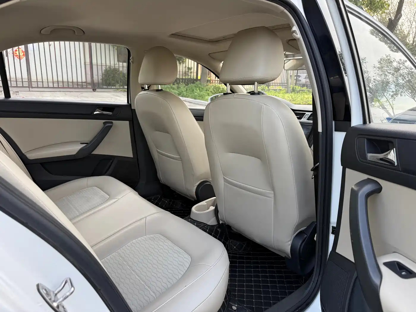 Škoda Rapid 2016 1.6L Automatic Pioneer Edition фото 11