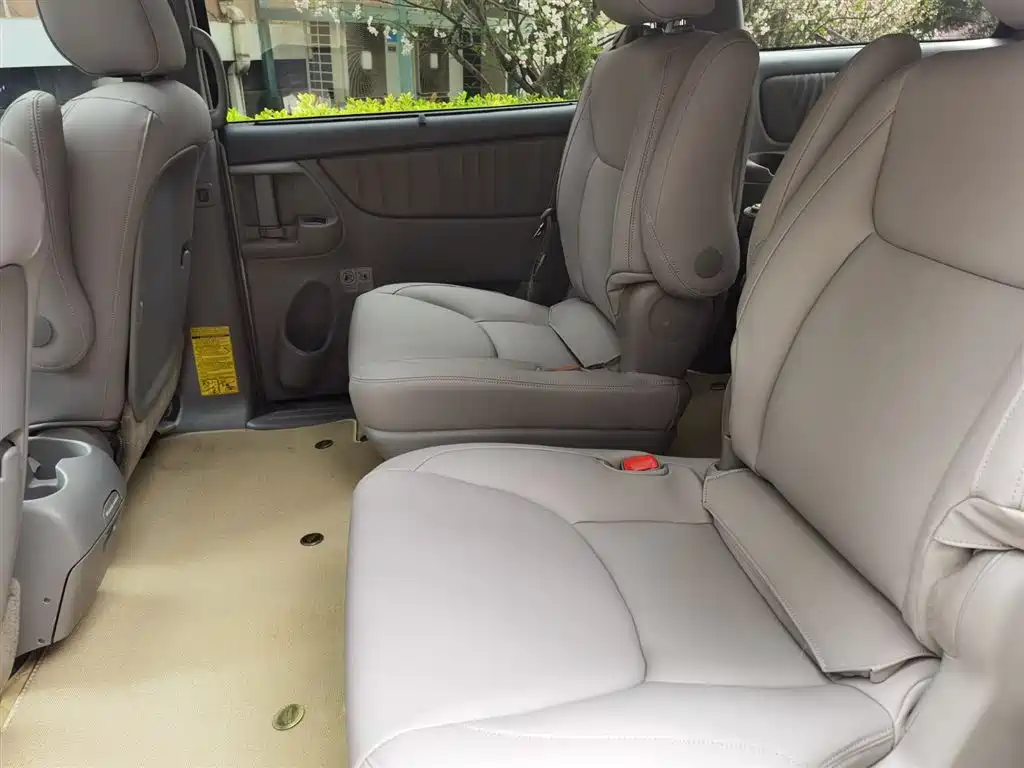 Toyota Sienna фото 15