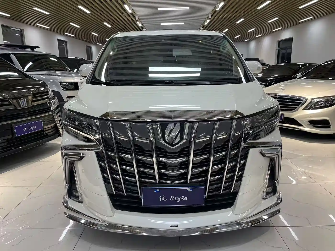 Toyota Alphard 2012 3.5L Luxury Edition фото 2